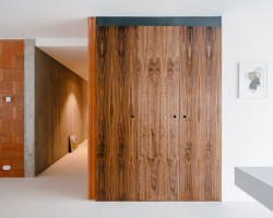 Jaromír Krobot navrhl interiér bytu, ve kterém dominují přiznané pálené cihly, beton a hrubé omítky