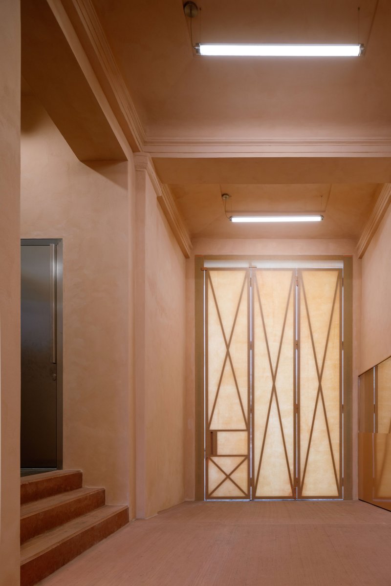 Průsvitná vrata směrem do zahrady (Knihovna v Červeném Kostelci; Papundekl architekti)