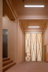 Průsvitná vrata směrem do zahrady (Knihovna v Červeném Kostelci; Papundekl architekti)