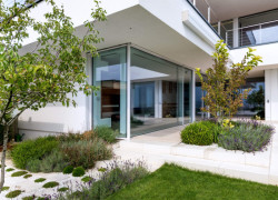 Podle návrhu ateliéru Kareš Arch vznikla další neofunkcionalistická vila nad Brnem s velkými prosklenými plochami