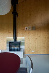 Jsou tu kamna, ale i podlahové topení - pohodlí především. (Chata Bebech, JANSELF STUDIO)