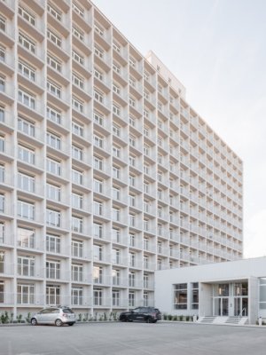 Co čtverec, to lodžie. (Rekonstrukce ubytovny v Košicích; Atrium Architekti)