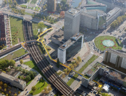 Lávka prochází skrze administrativní budovu, přes rychloproudé silnice a železnici. Propojuje celé území od nádraží Rotterdam Centraal po historickou čtvrť Laurenskwartier. 