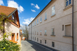 V Jednom z bočních křídel sídlí například Městský úřad