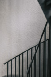 1:1 architekti zrekonstruovali bývalý špejchar historického statku v Benicích u Chrášťan. Sýpka nově slouží jako multifunkční sál