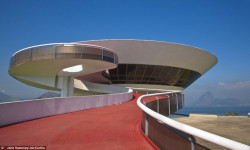 Muzeum současného umění Niterói, Oscar Niemeyer