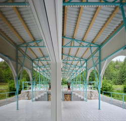 Střecha je "deštník i slunečník" plovárny. (Zázemí Lesního koupaliště, Mjölk architekti, Marie Vondráková)