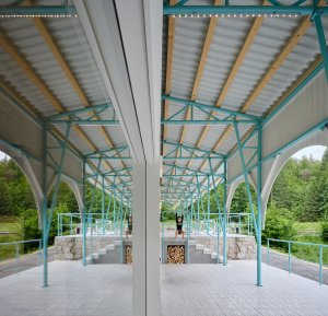 Střecha je "deštník i slunečník" plovárny. (Zázemí Lesního koupaliště, Mjölk architekti, Marie Vondráková)