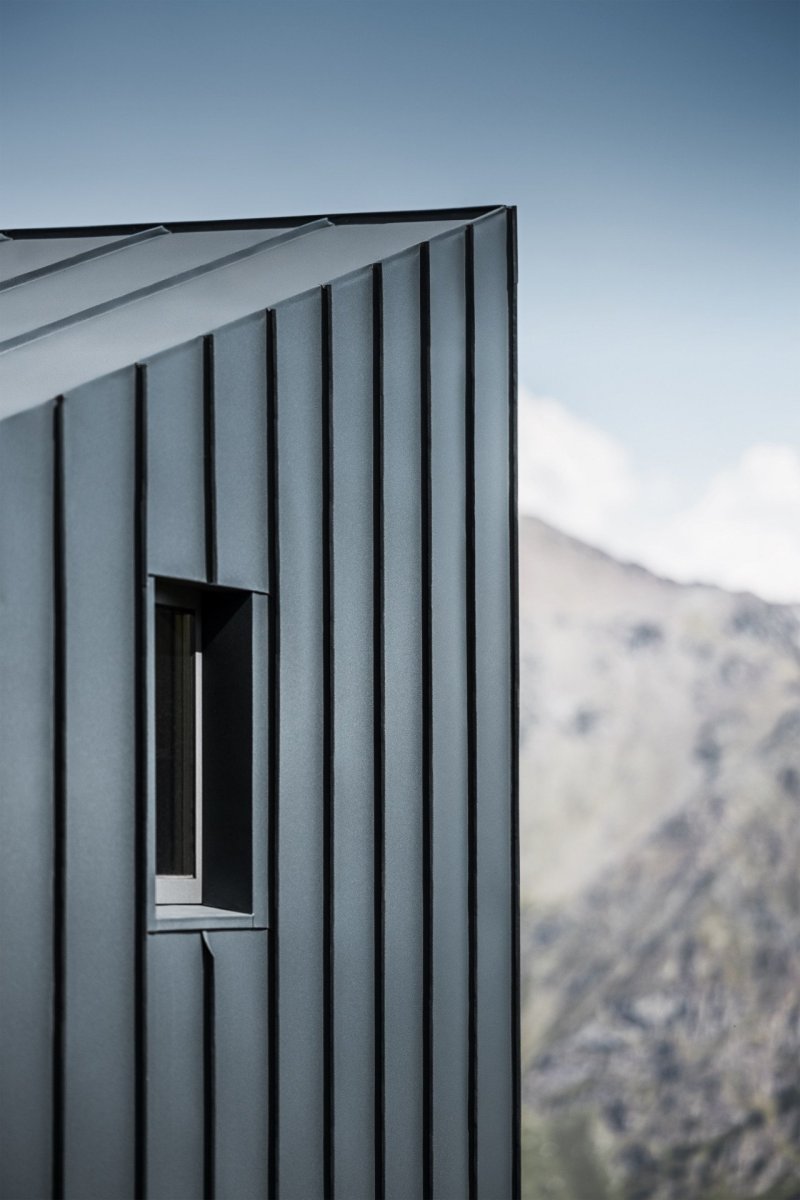 Tým mladých architektů Skye Sturm realizoval minimalistický bivak v italských Alpách