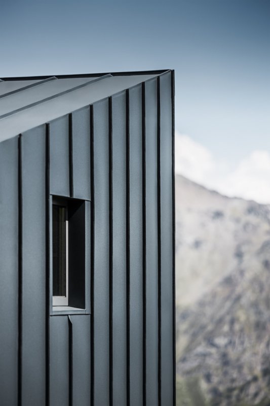 Tým mladých architektů Skye Sturm realizoval minimalistický bivak v italských Alpách