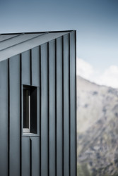 Tým mladých architektů Skye Sturm realizoval minimalistický bivak v italských Alpách