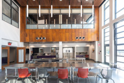 Vláknocementové desky mají využití v mnoha interiérech - v restauracích, galeriích, stanicích metra i doma. (na obrázku Martha's Table ve Washingtonu, použití desky Nobilis v zakázkové barvě Carat Amber 7073 a Anthracite 7021)