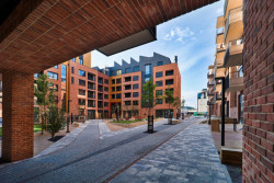 Dříve lihovar, dneska 240 bytů všech velikostí. A vyrostou další byty, kanceláře a restaurace.