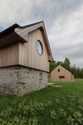 Zbytek je nový, avšak poučený místem. (Chata Lipka na Šumavě, Harazim Karel Architektura)