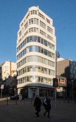 Naproti Nise stojí funkcionalistický obchodní dům Baťa. Pod vedením Vladimíra Karfíka ho v roce 1932 navrhla Baťova projekční kancelář. 