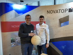 Na výstavě předal kouli AGROP NOVA Franz Tschümperlin - švýcarský odborník na dřevěné konstrukce.