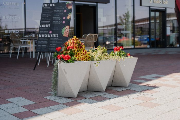 Betonové základny lavičky Spirit je možné využít i jako květináč.