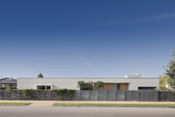 Stavba má členitý půdorys, který opticky sjednocuje pultová střecha