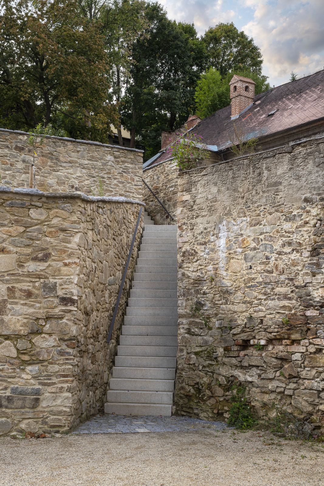 Nová schodiště jsou zasazena mezi kamenné zdi ve stopě původních propojek. (Pivovarské terasy; Steiner a Malíková krajinářští architekti, Roman Brychta Architekti)