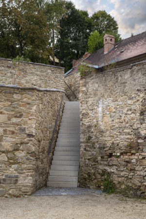Nová schodiště jsou zasazena mezi kamenné zdi ve stopě původních propojek. (Pivovarské terasy; Steiner a Malíková krajinářští architekti, Roman Brychta Architekti)