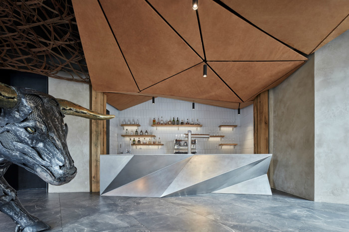 Steak Restaurant v prostorách bývalé STK autodílny, Komplits