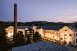 Továrna je památkově chráněná, proto se architekti i investor snažili zachovat co nejvíc původních prvků. (Rekonstrukce přádelny v Kežmarku; BEEF Architekti)