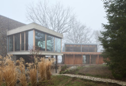 Dům se nachází na romantickém skalnatém svahu nad Sázavou. (Dům Medník, päivä architekti)