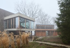 Dům se nachází na romantickém skalnatém svahu nad Sázavou. (Dům Medník, päivä architekti)