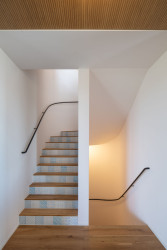 Schodiště se vzorem, který prochází celým domem (Dům v Olešku, AbtSmolen)