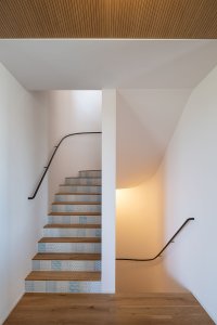 Schodiště se vzorem, který prochází celým domem (Dům v Olešku, AbtSmolen)