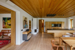 Ústředním prostorem domu je obývací pokoj s kuchyní a jídelnou