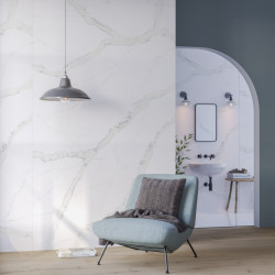 Přední výrobce tvrzeného kamene Technistone představuje novinky pro jaro 2023 se vzory inspirovanými mramorem: na obrázku dekor Calacatta Pastino