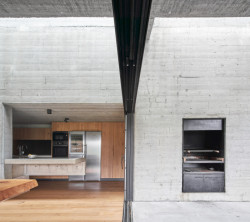 Rekonstrukce venkovského objektu doplněná betonovou přístavbou, Jordi Hidalgo Tané