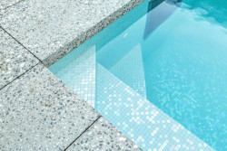 Na trhu je k dispozici celá řada mozaikových obkladů do bazénů, které mohou dokonale splnit představu klienta.