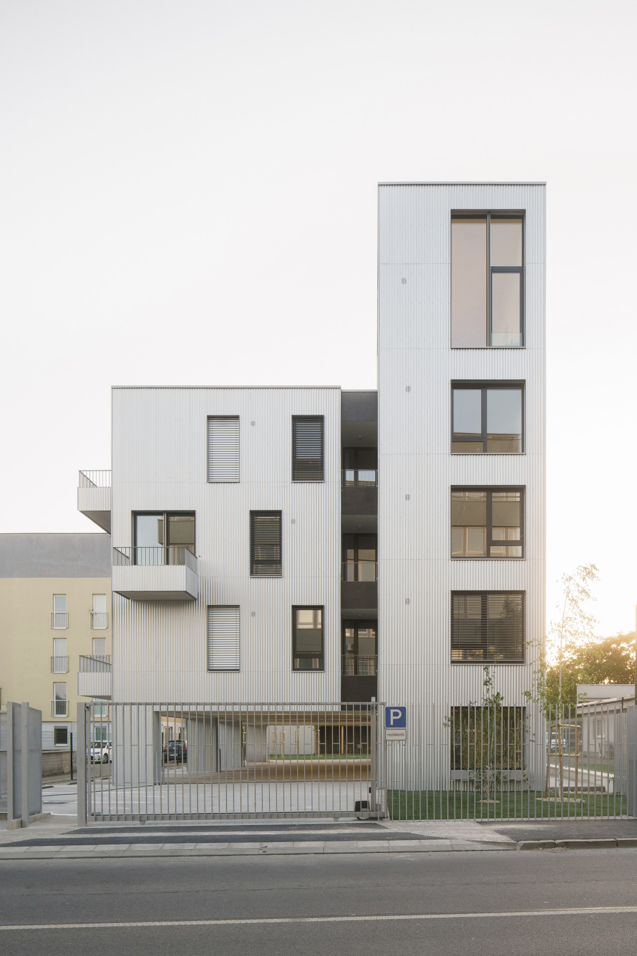 „Bytový dům Podun se jednoznačně řadí mezi představitele kvalitní současné architektury," píše porota k bytovému domu v Bratislavě od Petera Kuklici a Martina Smereka. Líbilo se jí jeho rozdělení na dvě hmoty. (Podun, Peter Kuklica, Martin Smerek)