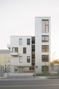 „Bytový dům Podun se jednoznačně řadí mezi představitele kvalitní současné architektury," píše porota k bytovému domu v Bratislavě od Petera Kuklici a Martina Smereka. Líbilo se jí jeho rozdělení na dvě hmoty. (Podun, Peter Kuklica, Martin Smerek)