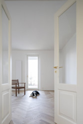 "Soustředili jsme se mj. na průhledy napříč byty, které umožňují kontakt obyvatel, ale také podporují putování světla v průběhu dne," pokračují.