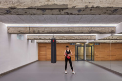 Velký sál se využívá zejména pro ty sportovní aktivity, které potřebují více prostoru. (Quis Yoga Studio v Praze-Petřinách, MENU architekti)