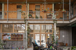 La Borda představuje průlomový model družstevního bydlení, kde se komunitní správa, sdílené prostory a udržitelná architektura spojují v jeden živý, flexibilní organismus.