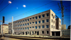 Provozní budova Českých drah, obálku navrhla Alena Šrámaková ve spolupráci s Hanou Kačírkovou.