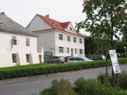 Rekonstrukce fasád Městského úřadu Odolena Voda, Grulich architekti.