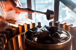 22. března zavítá do Hradce Králové několika desítek veřejných, klubových, soukromých i pop-up pojízdných saun. Oslaví tak výročí 800 let od první písemné zmínky o městě.