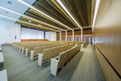 Rekonstrukce univerzitní auly v Praze od studia DRNH & Jana Čejky