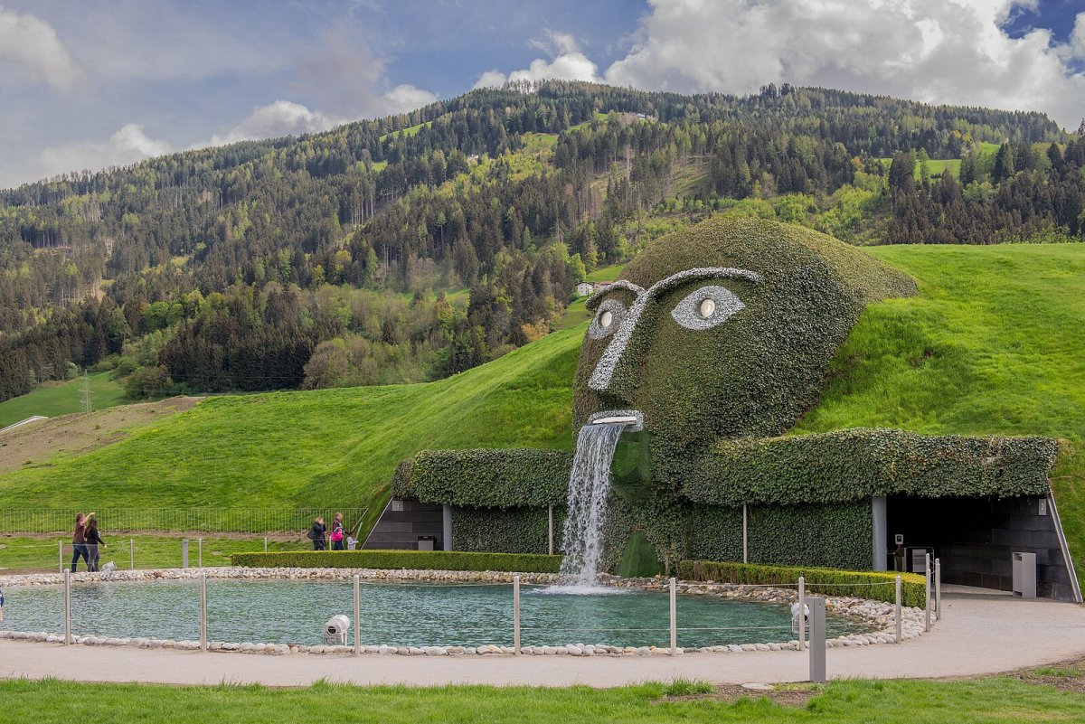 Areál Swarovski Kristallweten ve Wattens, k němuž z Innsbrucku dojedete asi za půl hodiny, vznikl v roce 1995 ke stému výročí založení firmy. Jako místo fantazie ho navrhl umělec André Heller. Vstup do zahrad zdobí hlava obra.