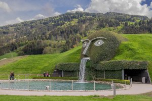 Areál Swarovski Kristallweten ve Wattens, k němuž z Innsbrucku dojedete asi za půl hodiny, vznikl v roce 1995 ke stému výročí založení firmy. Jako místo fantazie ho navrhl umělec André Heller. Vstup do zahrad zdobí hlava obra.