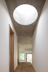 Brněnští architekti z ateliéru SENAA zrealizovali viladům v Praze