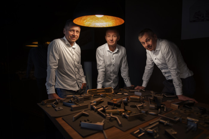 Firma tří bratří M&T je jediným českým výrobcem designového dveřního a okenního kování