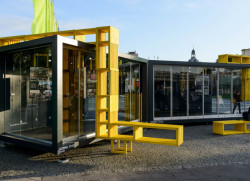 CITY moduly citlivě doplněné žlutými dřevěnými prvky před Průmyslovým palácem na Výstavišti