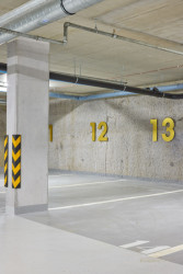 K dispozici je parkování v garáži. (Rezidence U Milosrdných na Starém Městě od Fránek Architects)