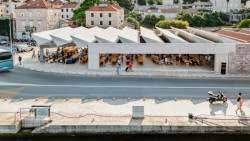 Tržiště funguje jako kultivovaná brána do města směrem z přístavu. (Gruž Market v Dubrovníku, studio ARP / Peračić-Veljačić)
